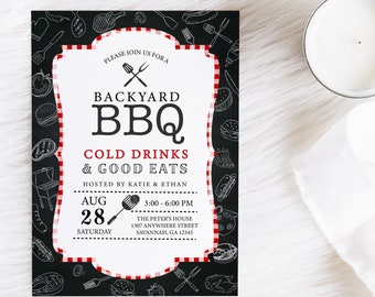 Può includere: Un invito in bianco e nero con un bordo a scacchi rosso e bianco. Dice "Si prega di unirsi a noi per un barbecue in giardino, bevande fredde e buon cibo" con la data e l'ora dell'evento. L'evento è ospitato da Katie & Ethan presso The Peter's House, 1307 Anywhere Street, Savannah, GA 12345.