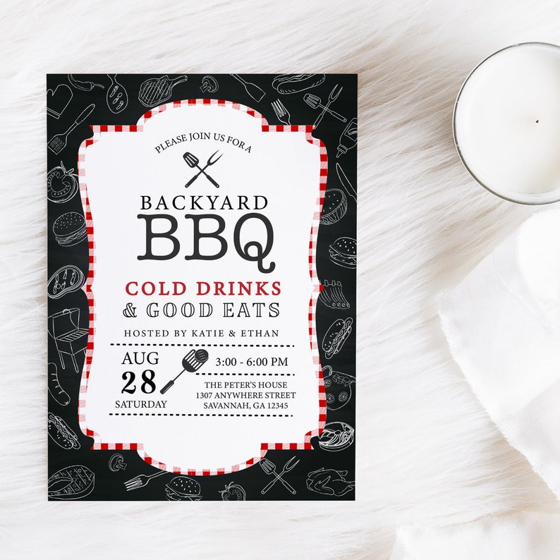 Puede incluir: Una invitaci&oacute;n en blanco y negro con un borde de cuadros rojos y blancos. Dice "Por favor, &uacute;nase a nosotros para una barbacoa en el patio trasero, bebidas fr&iacute;as y buena comida" con la fecha y la hora del evento. El evento es organizado por Katie & Ethan en The Peter's House, 1307 Anywhere Street, Savannah, GA 12345.