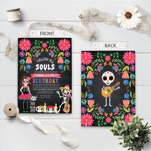 K&ouml;nnte beinhalten: Eine Einladung im Stil einer schwarzen Tafel mit einem bunten floralen Rand. Der Text lautet "Calling All Souls Please Join Us To Celebrate Isabella's 7th Birthday". Es sind zwei Skelette mit Gitarren und eine Katze zu sehen.