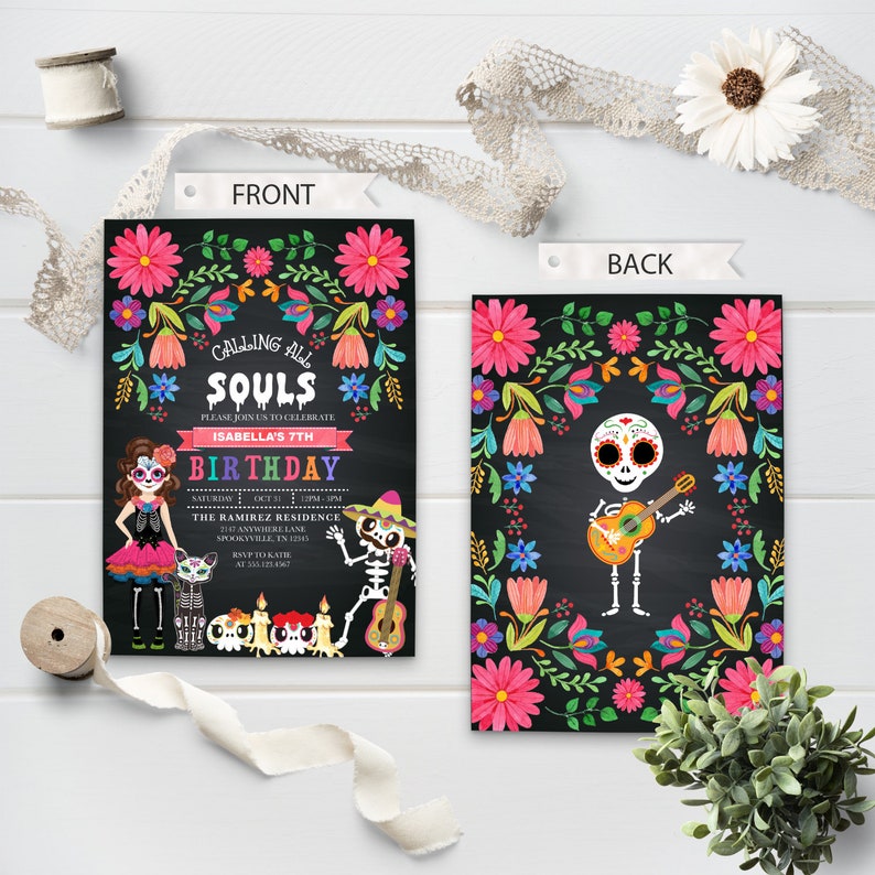 K&ouml;nnte beinhalten: Eine Einladung im Stil einer schwarzen Tafel mit einem bunten floralen Rand. Der Text lautet "Calling All Souls Please Join Us To Celebrate Isabella's 7th Birthday". Es sind zwei Skelette mit Gitarren und eine Katze zu sehen.