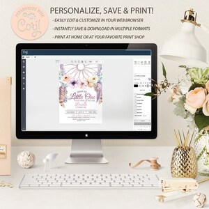 Puede incluir: Una pantalla de ordenador que muestra una plantilla de invitaci&oacute;n digital para un baby shower. La invitaci&oacute;n presenta un atrapasue&ntilde;os con plumas y flores en tonos de rosa, morado y blanco. El texto de la invitaci&oacute;n dice "Dream Big Little One" y "Brielle".