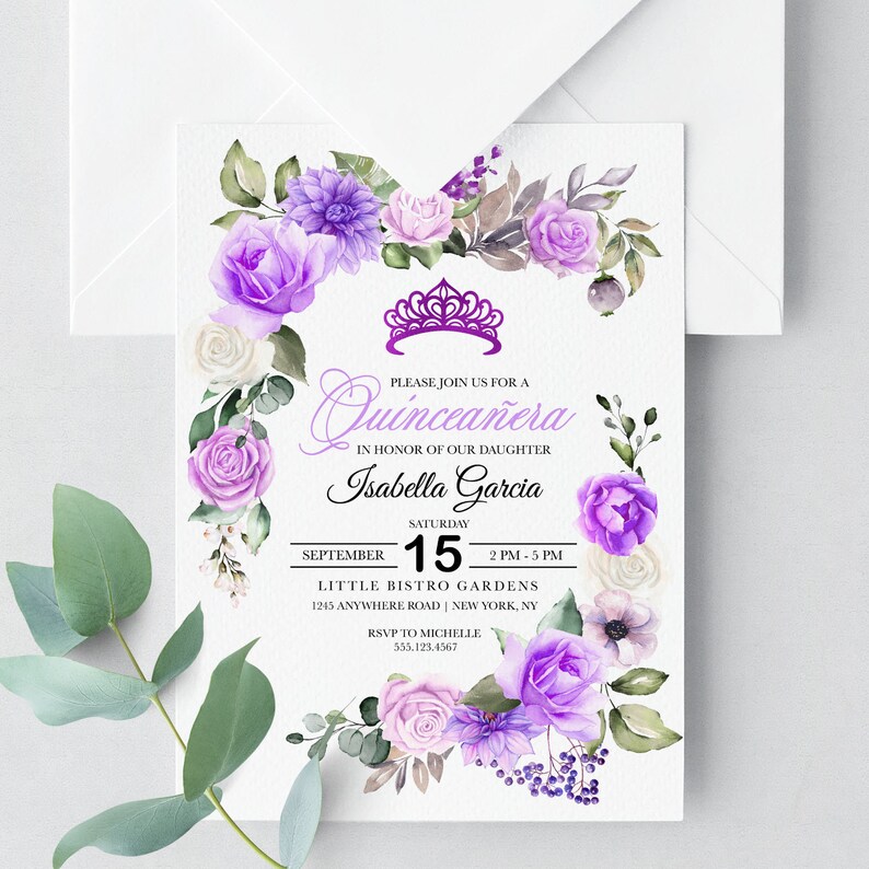 Puede incluir: Invitaci&oacute;n a una Quincea&ntilde;era con flores moradas y blancas, una corona y el texto "PLEASE JOIN US FOR A Quincea&ntilde;era IN HONOR OF OUR DAUGHTER Isabella Garcia SEPTEMBER SATURDAY 15 2 PM-5 PM LITTLE BISTRO GARDENS 1245 ANYWHERE ROAD | NEW YORK, NY RSVP TO MICHELLE 555.123.4567"