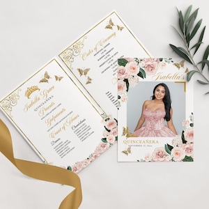 Peut inclure: Un ensemble d'invitations de quinceañera avec une photo d'une jeune femme en robe rose. L'invitation comprend des accents dorés, des motifs floraux et papillons, et les détails de l'événement. Le texte dit "Isabella Grace Quinceañera."