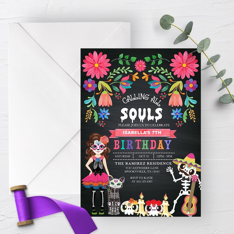 K&ouml;nnte beinhalten: Eine Einladung zu einer Geburtstagsfeier zum Thema D&iacute;a de Muertos mit schwarzem Tafelhintergrund. Die Einladung zeigt bunte Blumen, ein Skelett, das Gitarre spielt, und ein M&auml;dchen, das als Skelett verkleidet ist. Der Text auf der Einladung lautet "Calling All Souls" und "Isabella's 7th Birthday".