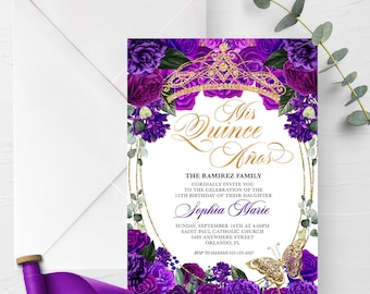 Pode incluir: Um convite de quinceañera roxo e dourado com uma borda floral e uma coroa dourada. O texto diz "Mis Quince Años" e inclui os detalhes do evento: "The Ramirez Family convida cordialmente você para a celebração do 15º aniversário de sua filha Sophia Marie. Domingo, 16 de setembro às 16:00 Saint Paul Catholic Church 5489 Anywhere Street Orlando, FL. RSVP para Hannah 555-123-4567"