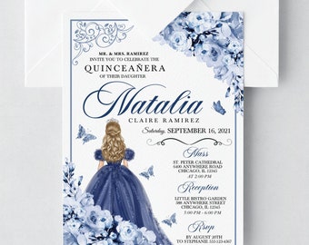 Op de afbeelding: Een blauwe en witte Quinceañera-uitnodiging met een bloemenontwerp en een tekening van een meisje in een blauwe jurk. De uitnodiging bevat de naam Natalia Claire Ramirez, de datum 16 september 2021 en details voor de mis en de receptie.