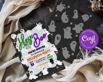 Puede incluir: Una invitación a una fiesta de Halloween en blanco y negro con un título "Hey Boo" en morado y verde. La invitación presenta un patrón de fantasmas y el texto "You're invited to a Spooktacular Halloween Party" con la fecha, la hora y la dirección. La invitación también incluye el texto "Costumes encouraged".