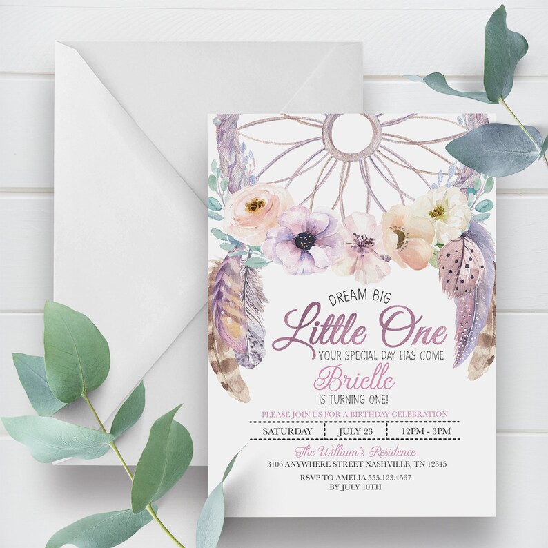 Puede incluir: Una invitaci&oacute;n de color morado y blanco con un dise&ntilde;o de atrapasue&ntilde;os y detalles florales. El texto dice "Dream Big Little One Your Special Day Has Come Brielle Is Turning One!"  Por favor, &uacute;nase a nosotros para una celebraci&oacute;n de cumplea&ntilde;os S&aacute;bado 23 de julio 12PM-3PM The William's Residence 3106 Anywhere Street Nashville, TN 12345 RSVP a Amelia 555.123.4567 antes del 10 de julio.