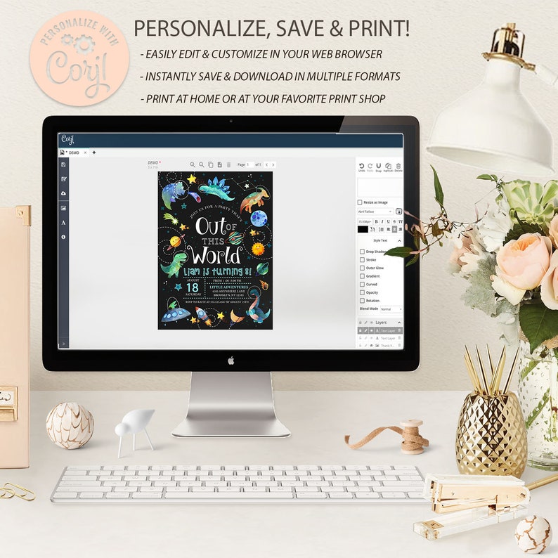Peut inclure: Un &eacute;cran d'ordinateur affichant une invitation num&eacute;rique pour une f&ecirc;te d'anniversaire. L'invitation pr&eacute;sente un fond noir avec des illustrations color&eacute;es de dinosaures, de plan&egrave;tes et d'&eacute;toiles. Le texte de l'invitation est "Out of this World" et "Liam a 8 ans !"