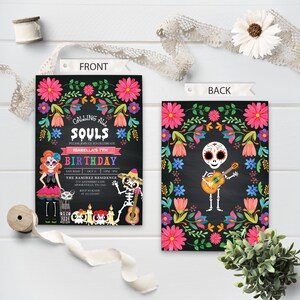 Puede incluir: Una invitaci&oacute;n de estilo pizarra negra con bordes florales coloridos. El texto dice "Calling All Souls Please Join Us To Celebrate Isabella's 7th Birthday". La invitaci&oacute;n presenta un esqueleto tocando una guitarra y una ni&ntilde;a vestida de esqueleto.