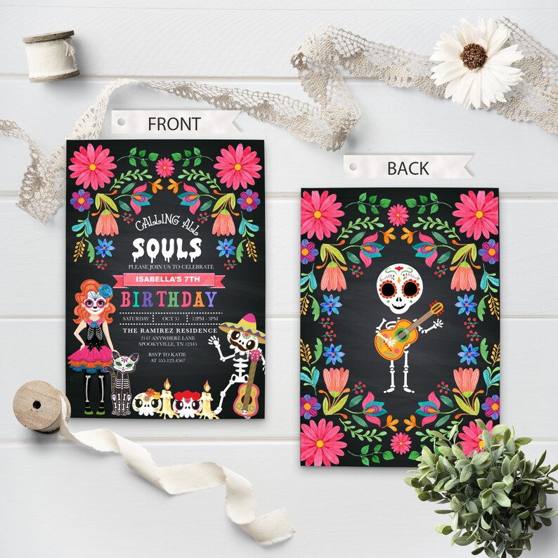 Puede incluir: Una invitaci&oacute;n de estilo pizarra negra con bordes florales coloridos. El texto dice "Calling All Souls Please Join Us To Celebrate Isabella's 7th Birthday". La invitaci&oacute;n presenta un esqueleto tocando una guitarra y una ni&ntilde;a vestida de esqueleto.