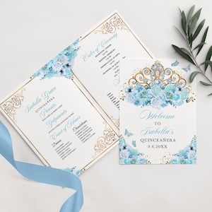 Könnte beinhalten: Eine blaue und goldene Quinceañera-Einladung mit einem Blumendesign und einer Krone. Die Einladung enthält den Namen Isabella Grace, das Datum 9.6.20XX und den Text "Willkommen zu Isabellas Quinceañera".