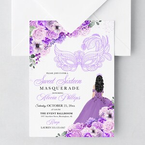 Peut inclure: Une invitation florale violette et blanche pour une fête de Masquerade Sweet Sixteen. L'invitation présente un masque de mascarade violet, une fille en robe violette et le texte "Sweet Sixteen Masquerade" et "Alecia Phillips".