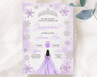 Puede incluir: Invitación a una Quinceañera de color morado y plateado con un diseño de copo de nieve. La invitación presenta una corona, el texto "Quinceañera" y el nombre "Joanna Rose". La invitación también incluye la fecha, la hora y la ubicación del evento.