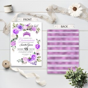 Puede incluir: Invitaci&oacute;n a una Quincea&ntilde;era con flores moradas y blancas, una corona y el texto "Por favor, &uacute;nase a nosotros para una Quincea&ntilde;era en honor a nuestra hija Isabella Garcia, el 15 de septiembre, de 2:00 PM a 5:00 PM, en Little Bistro Gardens, 125 Anywhere Road, Nueva York, NY, RSVP a Michelle".