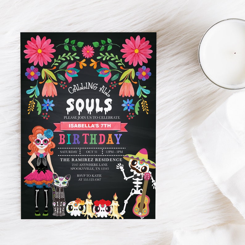 Puede incluir: Una invitaci&oacute;n a una fiesta de cumplea&ntilde;os con tem&aacute;tica del D&iacute;a de Muertos con un fondo de pizarra negra. La invitaci&oacute;n presenta un borde floral colorido, un esqueleto tocando la guitarra y una ni&ntilde;a vestida de esqueleto. El texto dice "Calling All Souls, Please Join Us To Celebrate Isabella's 7th Birthday, Saturday, Oct 31, 12PM-3PM, The Ramirez Residence, 2147 Anywhere Lane, Spookyville, TN 12345, RSVP to Katie at 555.123.4567."