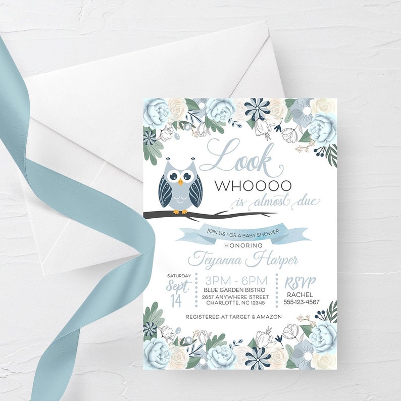 Op de afbeelding: Een babyshower-uitnodiging met een blauw en wit uil-ontwerp. De uitnodiging luidt "Look Whoooo is almost due" en bevat de naam "Teyanna Harper".
