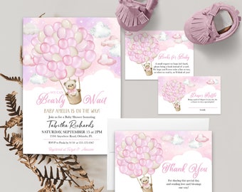 Puede incluir: Una invitación de baby shower rosa y blanca con un osito de peluche en un globo aerostático. La invitación dice "We can Bearly Wait Baby Amelia is on the way!" e incluye la fecha y la hora de la ducha. También hay tarjetas para libros para bebés y una rifa de pañales.