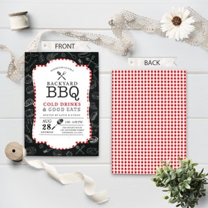 Puede incluir: Invitaci&oacute;n en blanco y negro con fondo de pizarra y un patr&oacute;n de cuadros rojos y blancos en la parte posterior. La invitaci&oacute;n dice "Backyard BBQ Cold Drinks & Good Eats" con la fecha y la hora del evento.