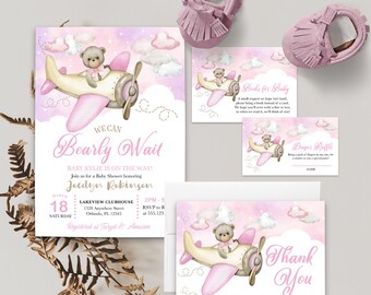 Op de afbeelding: Een roze en witte babyshower-uitnodiging met een teddybeer die een vliegtuig bestuurt. De uitnodiging luidt "We Can Bearly Wait" en bevat de naam van de baby, datum, tijd en locatie. De uitnodiging bevat ook een bedankkaart met een vergelijkbaar ontwerp.