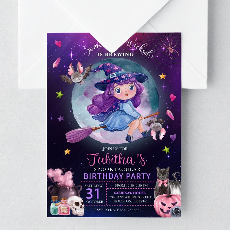 Puede incluir: Invitaci&oacute;n a una fiesta de cumplea&ntilde;os de Halloween de color morado y azul con una bruja de dibujos animados volando en una escoba frente a una luna llena. El texto dice "Join us for Tabitha's Spooktacular Birthday Party" con la fecha y la hora de la fiesta.