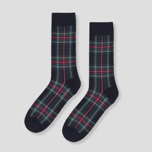 Puede incluir: Un par de calcetines azul marino con un patrón de cuadros clásico en tonos verdes, rojos y amarillos. Los calcetines tienen puños, talones y punteras azul marino. Un accesorio elegante.