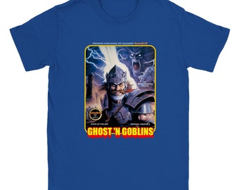 Puede incluir: Una camiseta azul con un diseño de caja de videojuego retro que presenta un caballero y un monstruo. El arte de la caja dice "Ghost 'n Goblins" y "GameArtZ".