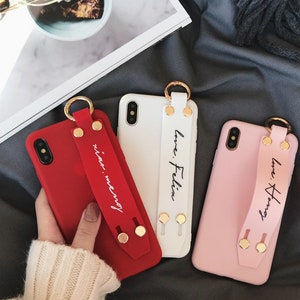 Funda de teléfono con nombre personalizado, funda de teléfono suave con correa de muñeca personalizada, letras de nombre para funda de iPhone con agarre incorporado, funda para iPhone 15 pro max imagen 3