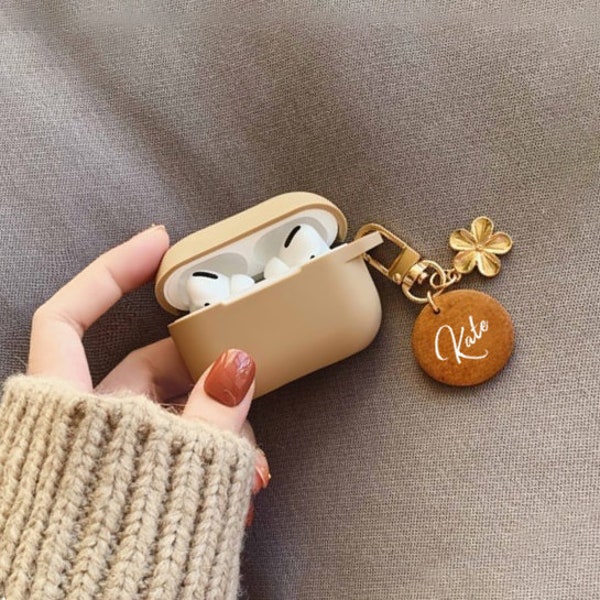 Étui AirPod Pro personnalisé avec porte-clés en bois naturel, couverture de support de boîtier mignon Airpods 3, étui Airpod en silicone, cadeau de nom personnalisé