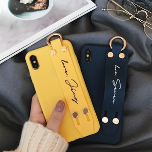 Funda de teléfono con nombre personalizado, funda de teléfono suave con correa de muñeca personalizada, letras de nombre para funda de iPhone con agarre incorporado, funda para iPhone 15 pro max imagen 2