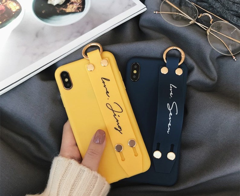 Funda de teléfono con nombre personalizado, funda de teléfono suave con correa de muñeca personalizada, letras de nombre para funda de iPhone con agarre incorporado, funda para iPhone 15 pro max imagen 2