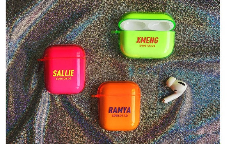 K&ouml;nnte beinhalten: Drei farbige Airpod-H&uuml;llen mit personalisierten Namen und Geburtsdaten. Die H&uuml;llen sind gr&uuml;n, pink und orange. Die Namen sind "Xmeng 1995.06.01", "Sallie 1996.08.09" und "Ramya 1998.07.12".