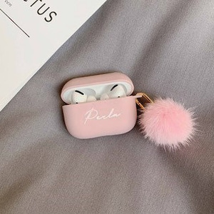 Étui personnalisé pour AirPod Pro avec porte-clés à pompons, étui rose pour Airpods, boule de fourrure en silicone pour AirPods Pro, cadeau prénom personnalisé