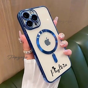 Puede incluir: Una funda transparente para tel&eacute;fono con un anillo azul y un borde azul. La funda tiene un recorte para la c&aacute;mara y un recorte para el logotipo de Apple. La funda tiene el nombre "Phylicia" escrito en la parte posterior.