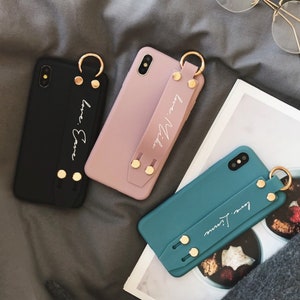 Funda de teléfono con nombre personalizado, funda de teléfono suave con correa de muñeca personalizada, letras de nombre para funda de iPhone con agarre incorporado, funda para iPhone 15 pro max imagen 1