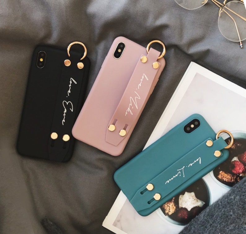 Funda de teléfono con nombre personalizado, funda de teléfono suave con correa de muñeca personalizada, letras de nombre para funda de iPhone con agarre incorporado, funda para iPhone 15 pro max imagen 1