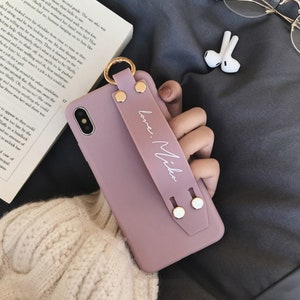 Funda de teléfono con nombre personalizado, funda de teléfono suave con correa de muñeca personalizada, letras de nombre para funda de iPhone con agarre incorporado, funda para iPhone 15 pro max imagen 6