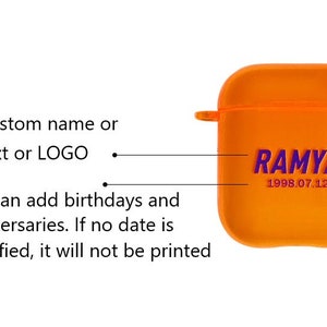 K&ouml;nnte beinhalten: Orangefarbene Airpods-H&uuml;lle mit einer violetten Aufschrift "RAMYA 1998.07.12".