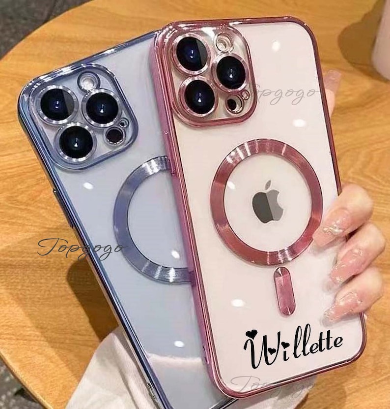 Puede incluir: Dos fundas transparentes para tel&eacute;fono con un soporte de anillo. La funda de la izquierda es azul claro y la funda de la derecha es blanca con un soporte de anillo rosa. La funda de la derecha tiene el texto "Willette" con un s&iacute;mbolo de coraz&oacute;n.
