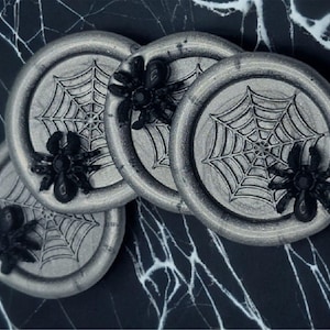 Aranha preta 3D em teia de aranha prateada escura Lacres de cera autoadesivos de Halloween, adesivos de lacre de cera, lacres de cera de envelope, lacres de cera descascáveis e adesivos