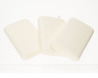 Op de afbeelding: Drie witte rechthoekige sponzen, waarschijnlijk voor het schoonmaken of aanbrengen van make-up.