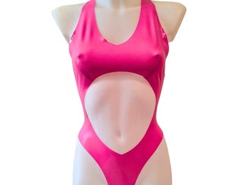 Body de látex com abertura frontal e costas cruzadas