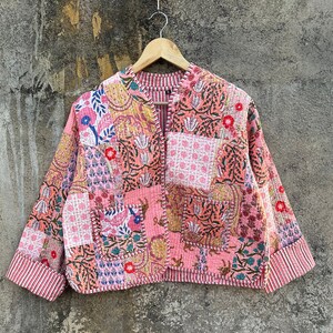 Chaqueta acolchada de retazos hecha a mano: abrigo reversible de algodón estilo boho.