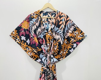 Peut inclure: Une robe maxi noire à imprimé floral dans les tons rose, orange et bleu. La robe a un col en V et une ceinture à nouer à la taille.