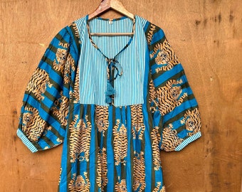 Vestido midi de algodón con estampado de bloques: estilo bohemio con estampado floral de tigre y cuello profundo