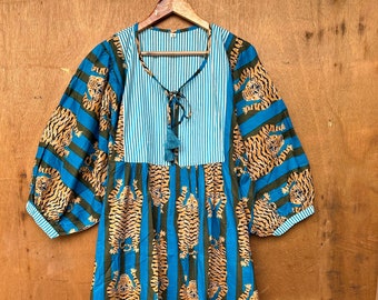 Blau gestreiftes Tiger-Midikleid, Minikleid, langes Kleid mit Blockdruck, tiefer Ausschnitt mit Schnürverschluss