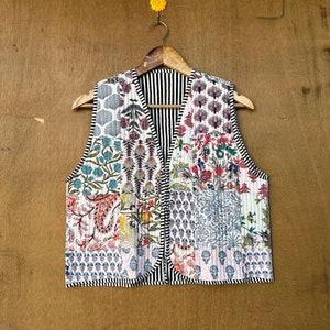 Ärmellose Patchwork-Jacken aus Baumwolle, handgemachte Winterjacke aus indischer Baumwolle, Jacke im Boho-Stil, kurze gesteppte Unisex-Kantha-Jacke