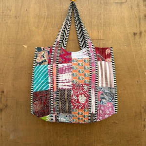 Patchwork Quilted Einkaufstasche: Blumendruck Baumwollmarkttasche