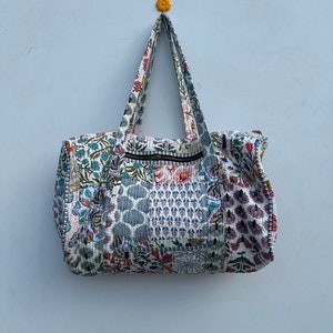 Bolsa de viaje de algodón acolchada con estampado de bloques: bolsa de viaje de fin de semana hecha a mano