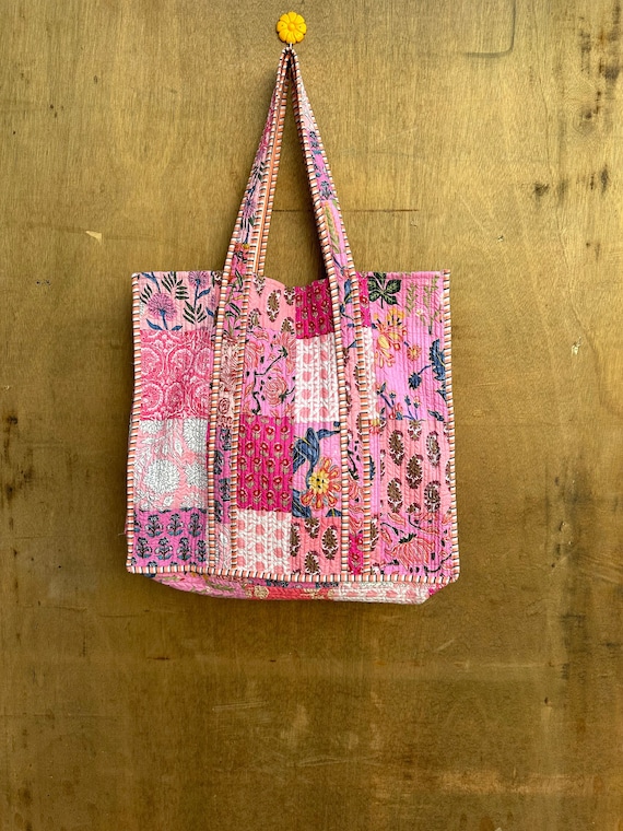 ★週末セール★ハンドメイド　花柄キルティングトートバッグ ハンドメイドの花柄キルティングトートバッグ：インド綿のショッパー